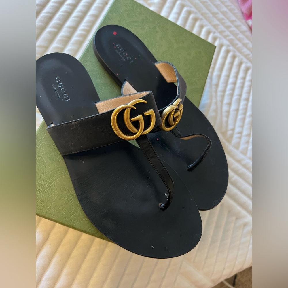 Gucci leather thong sandals with shoe box